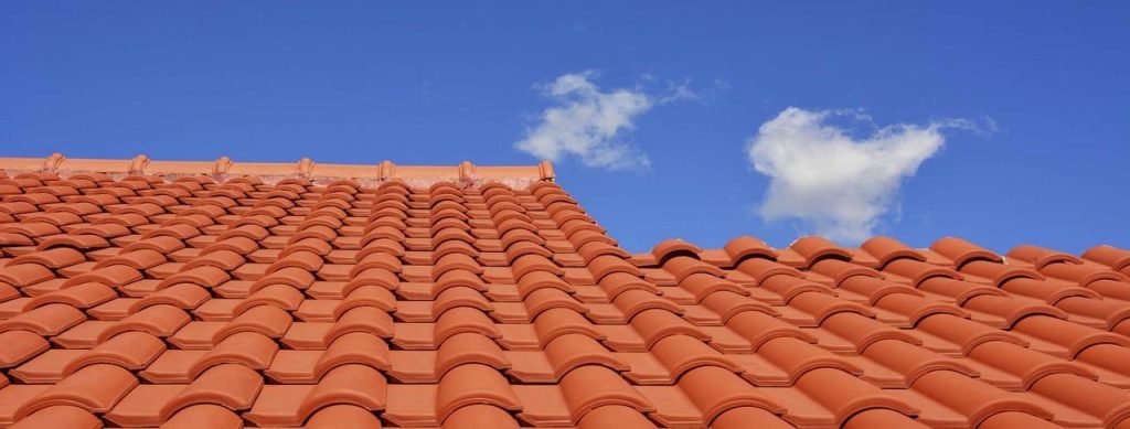 Home Stappen voor het installeren van een duurzaam dak met metalen dakplaten en zonnepanelen